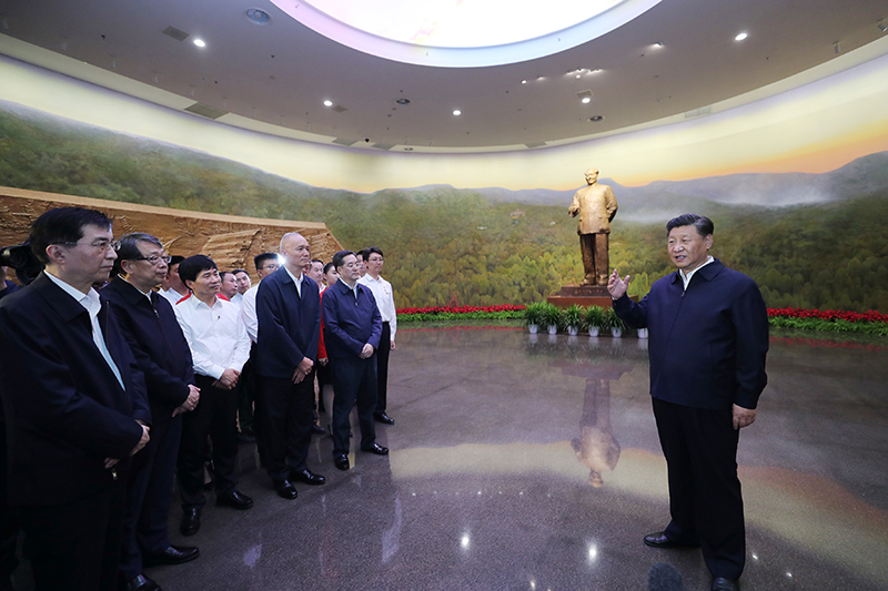 9月12日，中共中央总书记、国度主席、中央军委主席习近平视察中共中央北京香山革命留想地。这是习近平在香山革命留想馆参观《为新中国奠基》主题展览，并颁发沉要讲话。