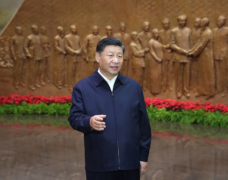 9月12日，中共中央总书记、国度主席、中央军委主席习近平视察中共中央北京香山革命留想地。这是习近平在香山革命留想馆参观《为新中国奠基》主题展览，并颁发沉要讲话。